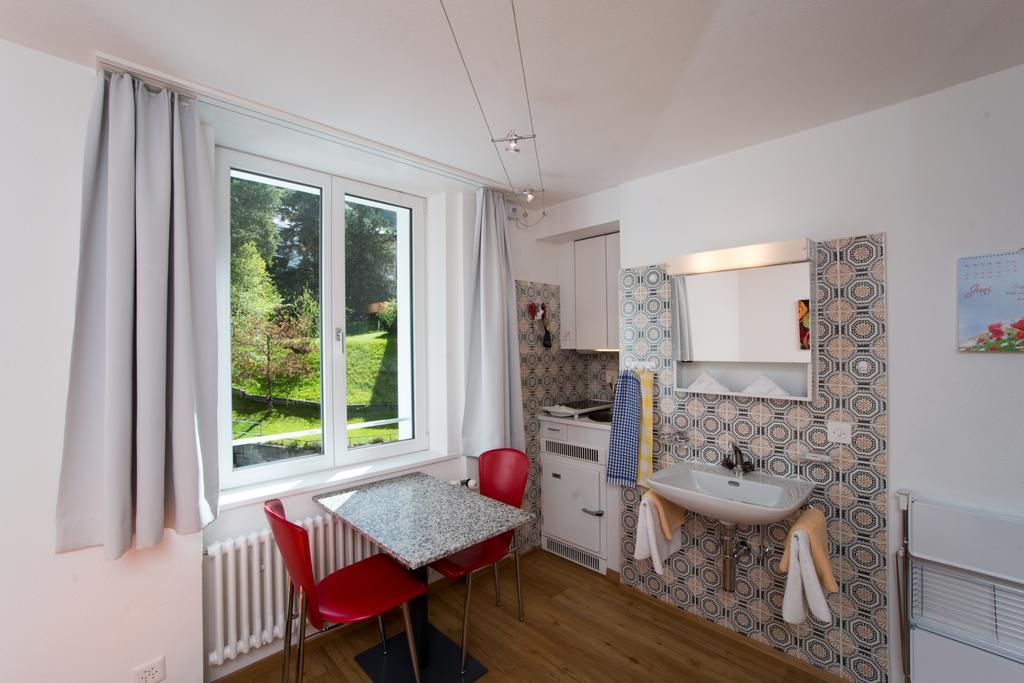 Chesa Quadrella Zimmer Mit Kuechenzeile Inklusive Bergbahnen Im Sommer-Ausser Studio Pontresina Exterior photo